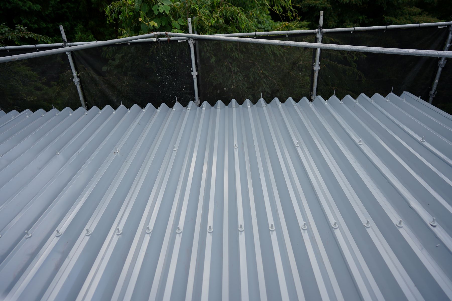 相模原市緑区　A様邸　2025年8月　　　　屋根重ね葺き・倉庫屋根工事・雨樋取付